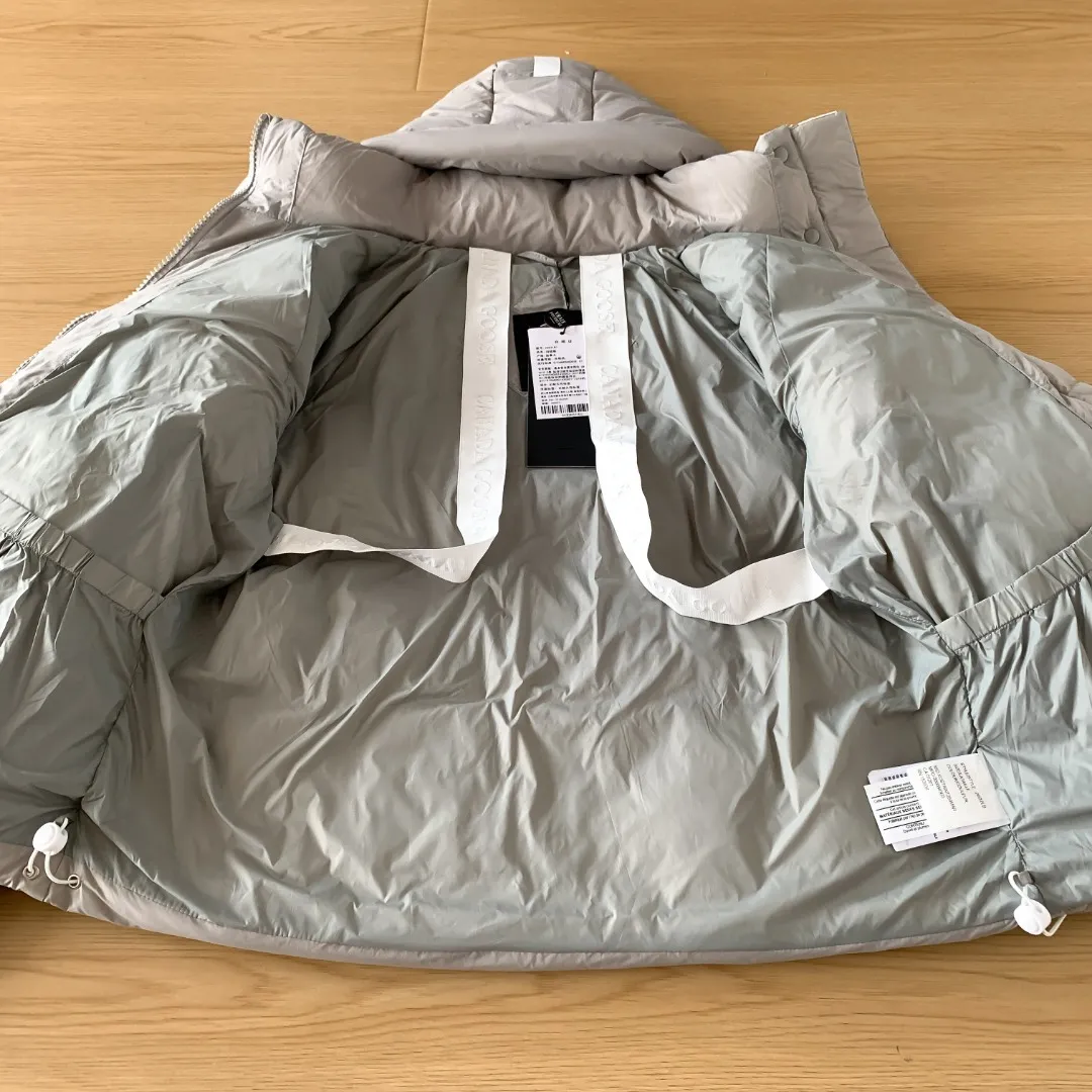 [Moonlight Lime] Style number: Y 109 𝘾𝘼𝙉𝘼𝘿𝘼 𝙂𝙊𝙊𝙎𝙀/Canada Goose 2602LB 1 Capsule Series Macaron Parka Size: XS S M L XL Down: National standard 80% white duck down, light weight and strong warmth retention. Fabric: Made of soft Endura Luxe fabric and CORDURA imported from Du Pont Company of the United States, which enhances the durability of easy-to-wear parts, is lightweight and durable; the inner liner is made of T anti-velvet gallbladder, which is comfortable, soft and non-velveting.